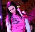 Amy con la T-shirt