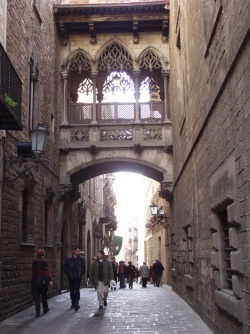 Barcelona - Carrer del Bisbe.jpg