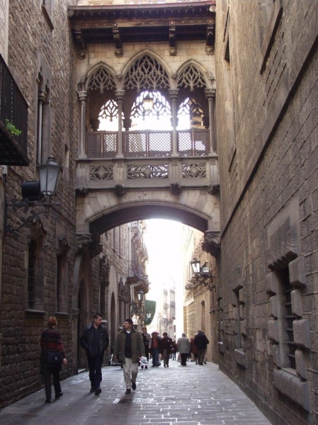 File:Barcelona - Carrer del Bisbe.jpg